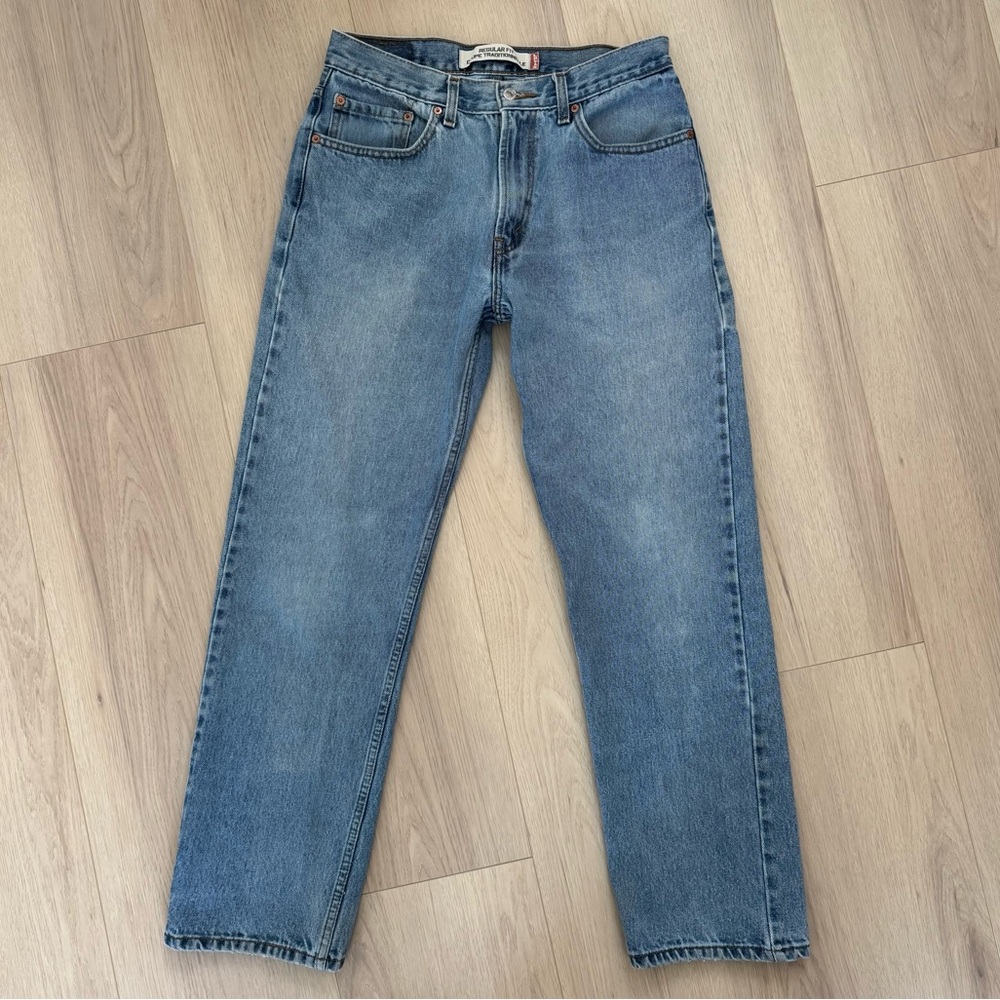Vintage Levi’s classic light blue wash denim 32 straight leg